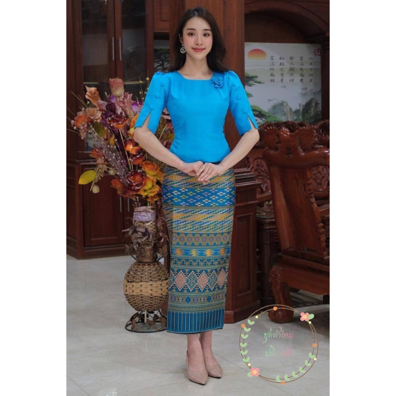 เสื้อไหมม่อนลาว แขนห้าส่วน ซิปหลัง แต่งโบว์ไหล่ซ้าย อัดกาวทั้งตัว