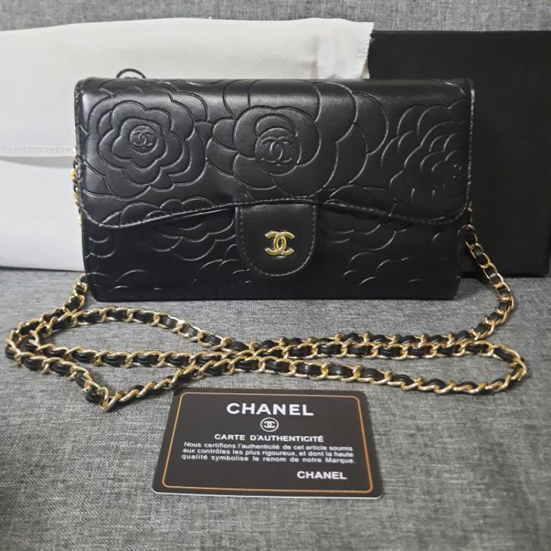 กระเป๋าสตางค์ Chanel Camellia Wallet-on-Chain สีดำ