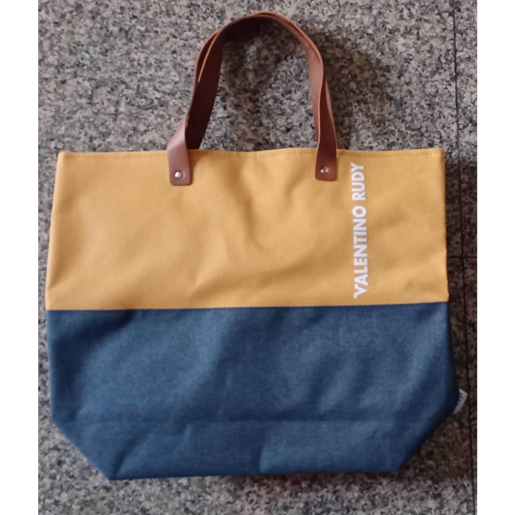 [พร้อมส่ง]  กระเป๋า Valentino Rudy Two Tone Bag - สีกรม-เหลือง สายกระเป๋าหนังเทียม