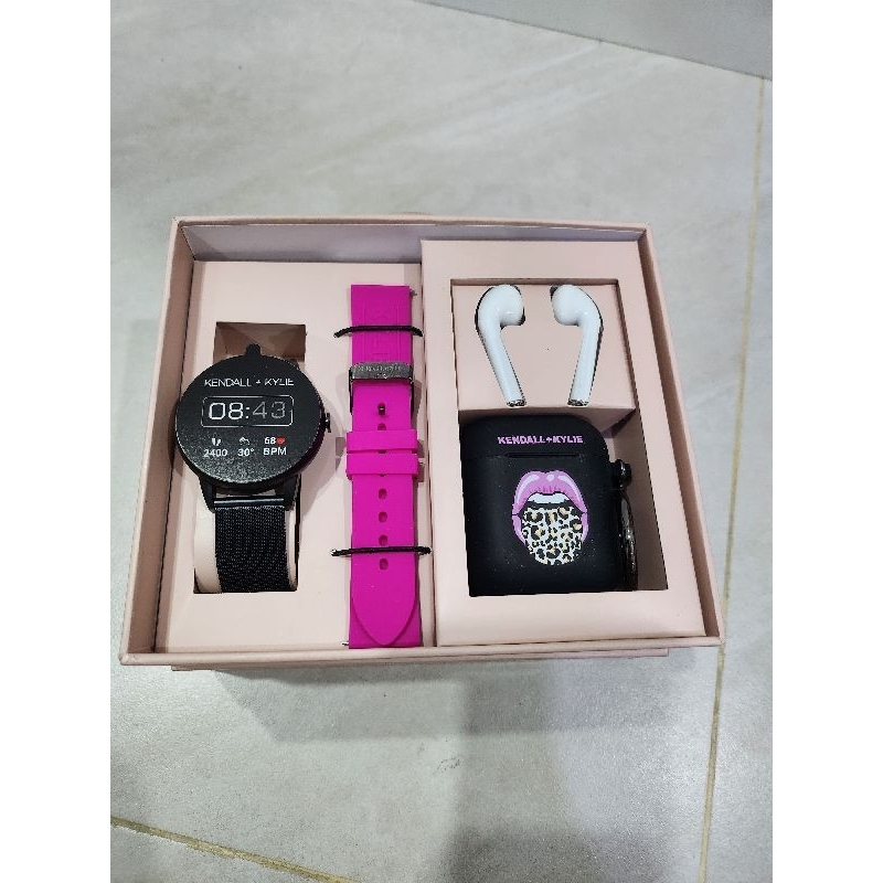 Set KENDALL + KYLIE Smartwatch and Earbuds.