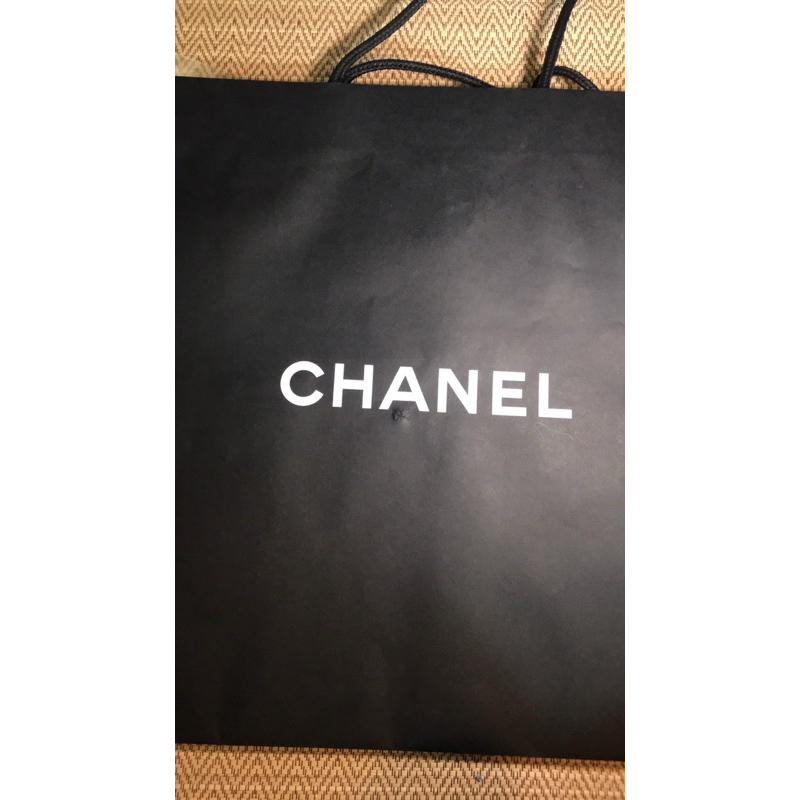 Chanel sz 19.5x17x9”นิ้วใบใหญ่มีตำหนิตามภาพจากการเก็บทับๆกัน แต่ไม่น่าเกลียด