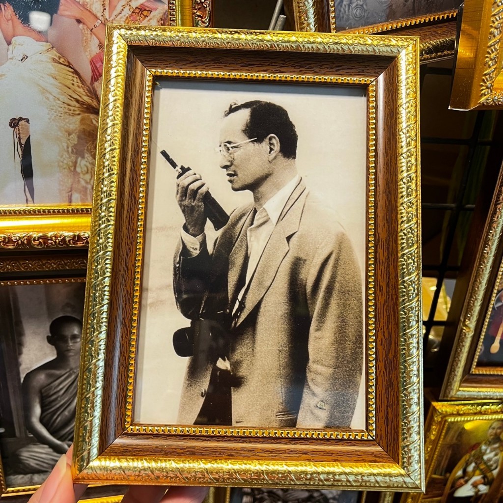 กรอบรูปภาพพระฉายาลักษณ์ รัชกาลที่ 9 ร.9 ขนาด 5x7 นิ้ว ตั้งโต๊ะหรือห้อยแขวน ของขวัญ เสริมความเป็นศิริมงคล