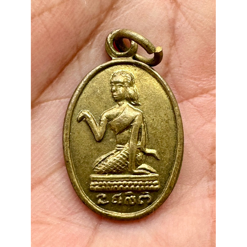 เหรียญแม่นางกวักหลังพระพุทธเนื้อทองเหลืองเก่า