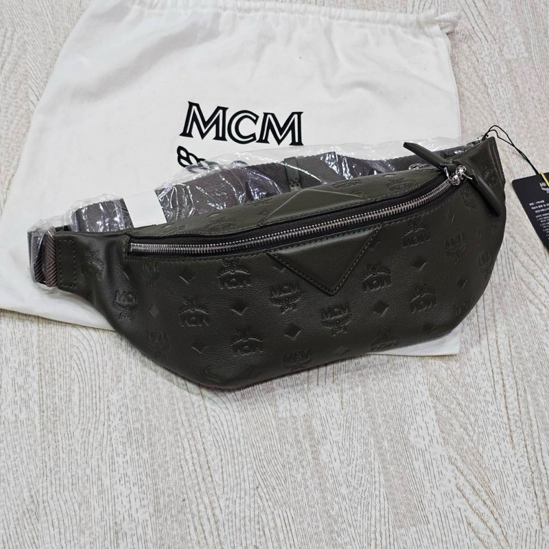 MCMกระเป๋าคาดอก Size medium สีเขียวเข้มมะกอก  ถุงผ้า การ์ด ขนาด 10.0 x 38.0 x 14.0 ซม.