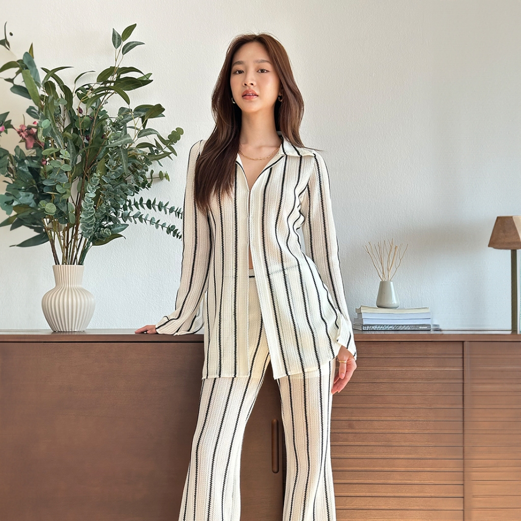 Lucia top - เสื้อคอปก แขนยาว ผ้าถักยืดลายทาง ติดตะขอด้านหน้า เนื้อผ้าโปรงเล็กน้อย