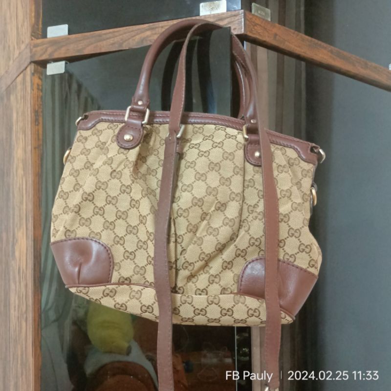 Gucci handbags and Crossbody used bag like new good condition good price