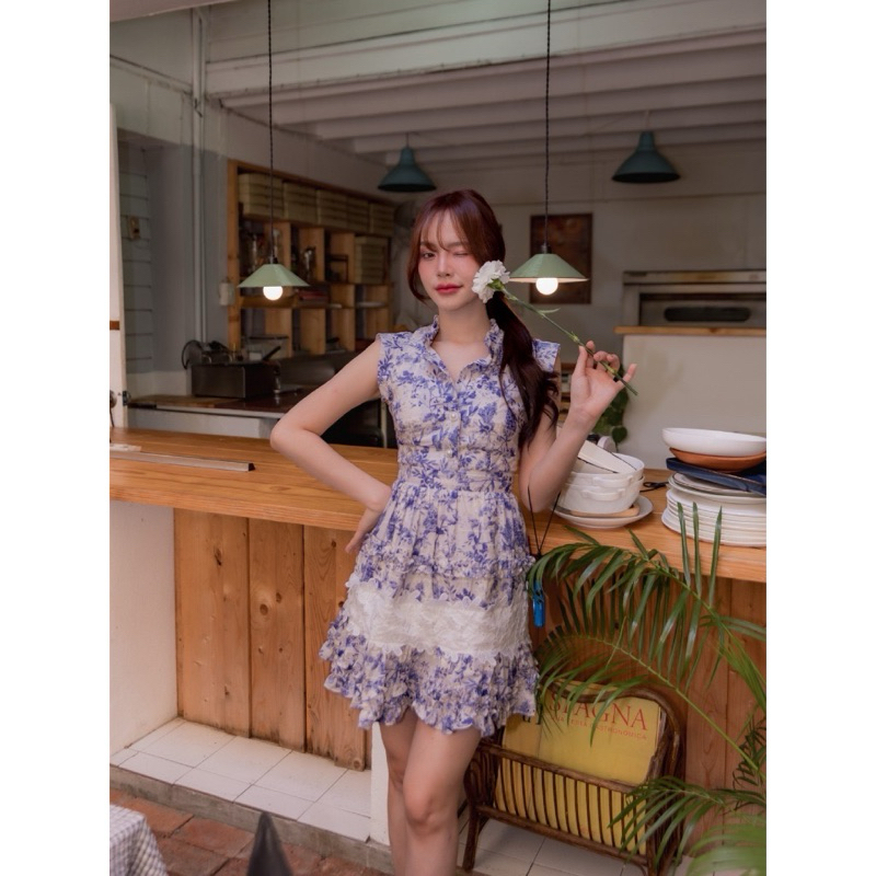 ส่งต่อ(XL) มินิเดรสสีน้ำเงินขาวผ้าใยธรรมชาติพิมพ์ด้วยลายดอกไม้น่ารัก Lady Alert Dress