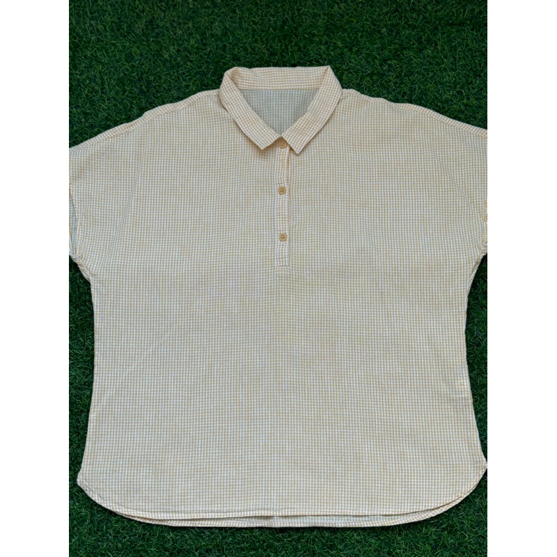 Uinqlo size M เสื้อคอปกแขนเลยลายตารางสีเหลืองขาว อก44“ยาว24”