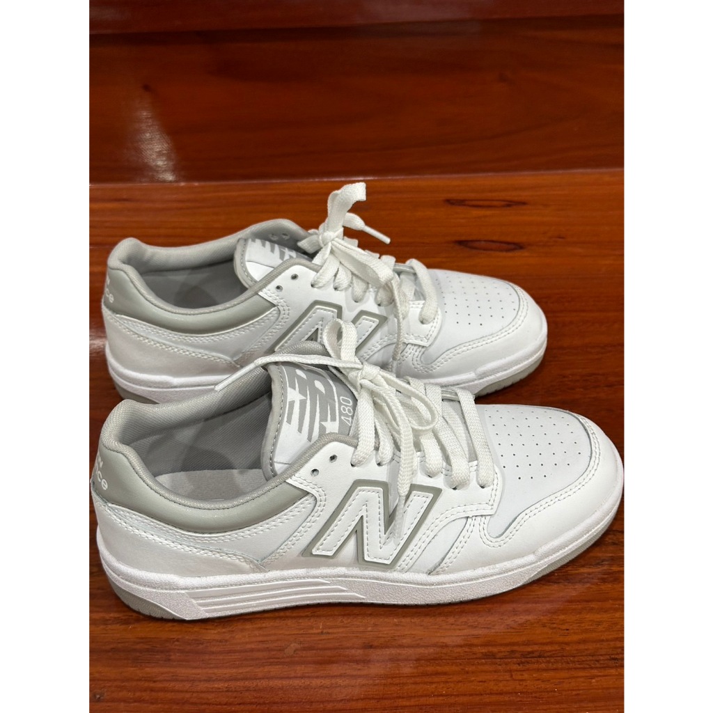 ส่งต่อ #newbalance สีขาวเทาsize 38 แต่งตัวง่ายมาก ของผู้หญิง ซื้อมา 3,200 บาทจาก shop emsphere ส่งต่