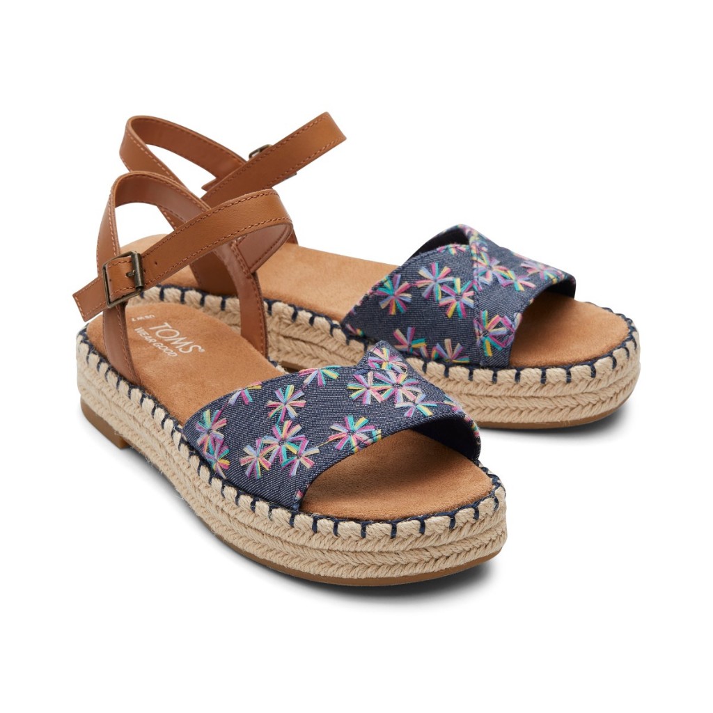 TOMS รองเท้าแตะลำลองผู้หญิง รุ่น Abby Navy Multi Embroidered Floral Leather (CC) รองเท้าลิขสิทธิ์แท้