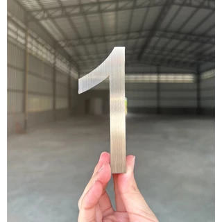 ตัวเลขสแตนเลสสีเงินแฮร์ไลน์ ฟอนต์บาง4 ตัวเลขบ้านเลขที่ขนาดสูง 10 , 15 , 20 , 25 cm. แถมกาวตะปูให้ฟรี!!