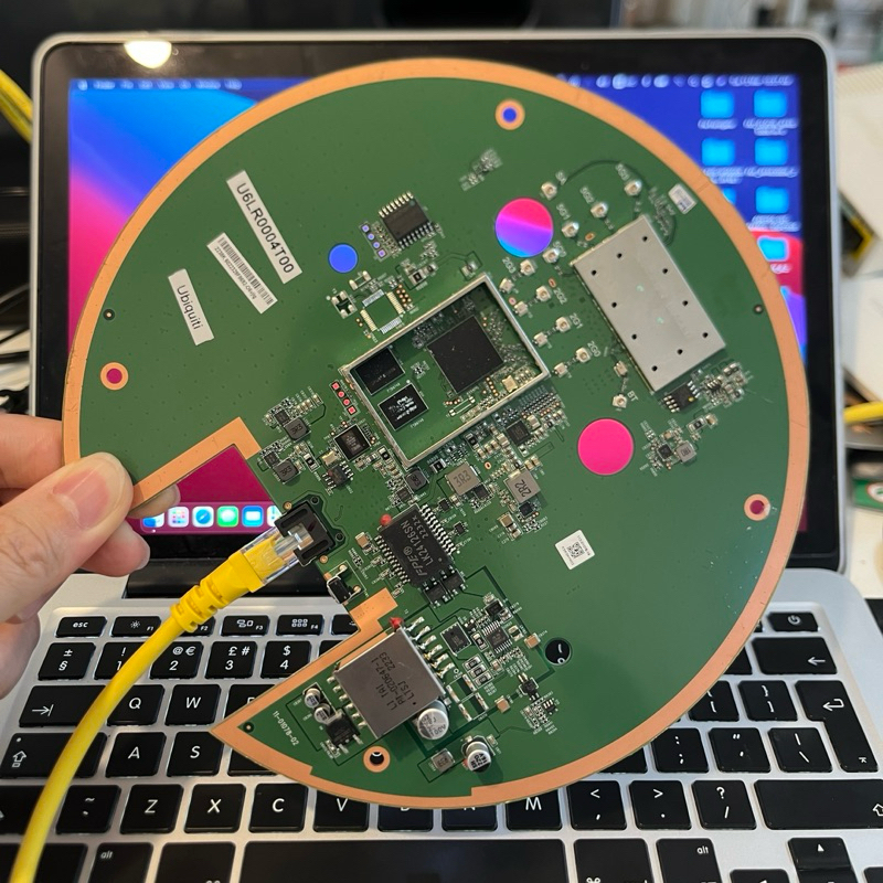 บร์อด UBIQUITI UniFi (U6-LR)