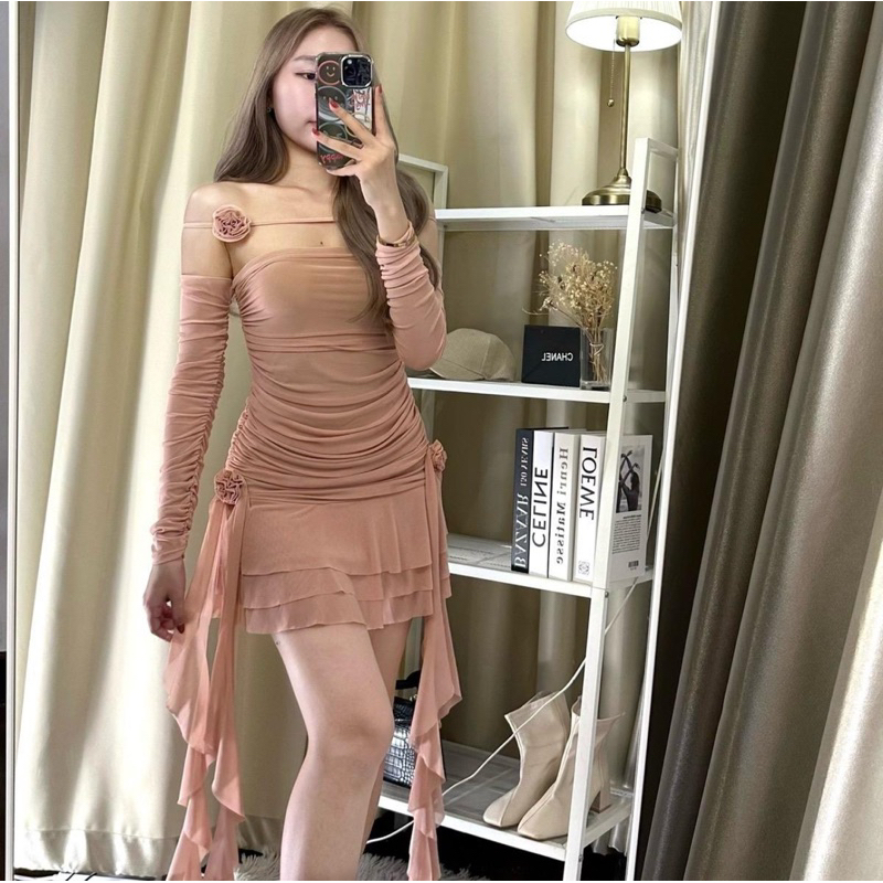 Pitcha dress เดรสเกาะอก เวียดนาม ดีเทลปลอกแขนและแต่งข้างด้วยดอกกุหลาบทำมือ สวยทุกดอก