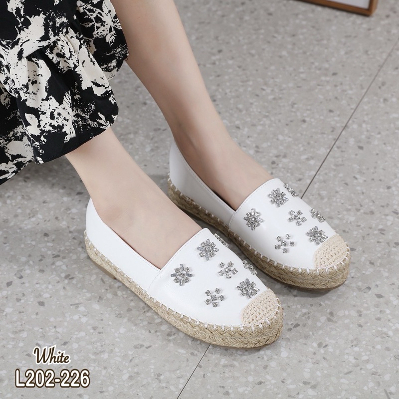 ขนาดใหญ่/เท้าปกติลด1size(เท้าอวบบานสั่งตรงไซส์)/ รองเท้าหุ้มส้นหนังpuแต่งอะไหล่เพร เสริมพื้น1 นิ้ว มีกล่อง l202-226