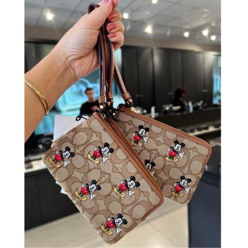 DISNEY X COACH CORNER ZIP WRISTLET IN SIGNATURE JACQUARD WITH MICKEY MOUSE PRINT คล้องมือหนึ่งซิป ไซส์ S