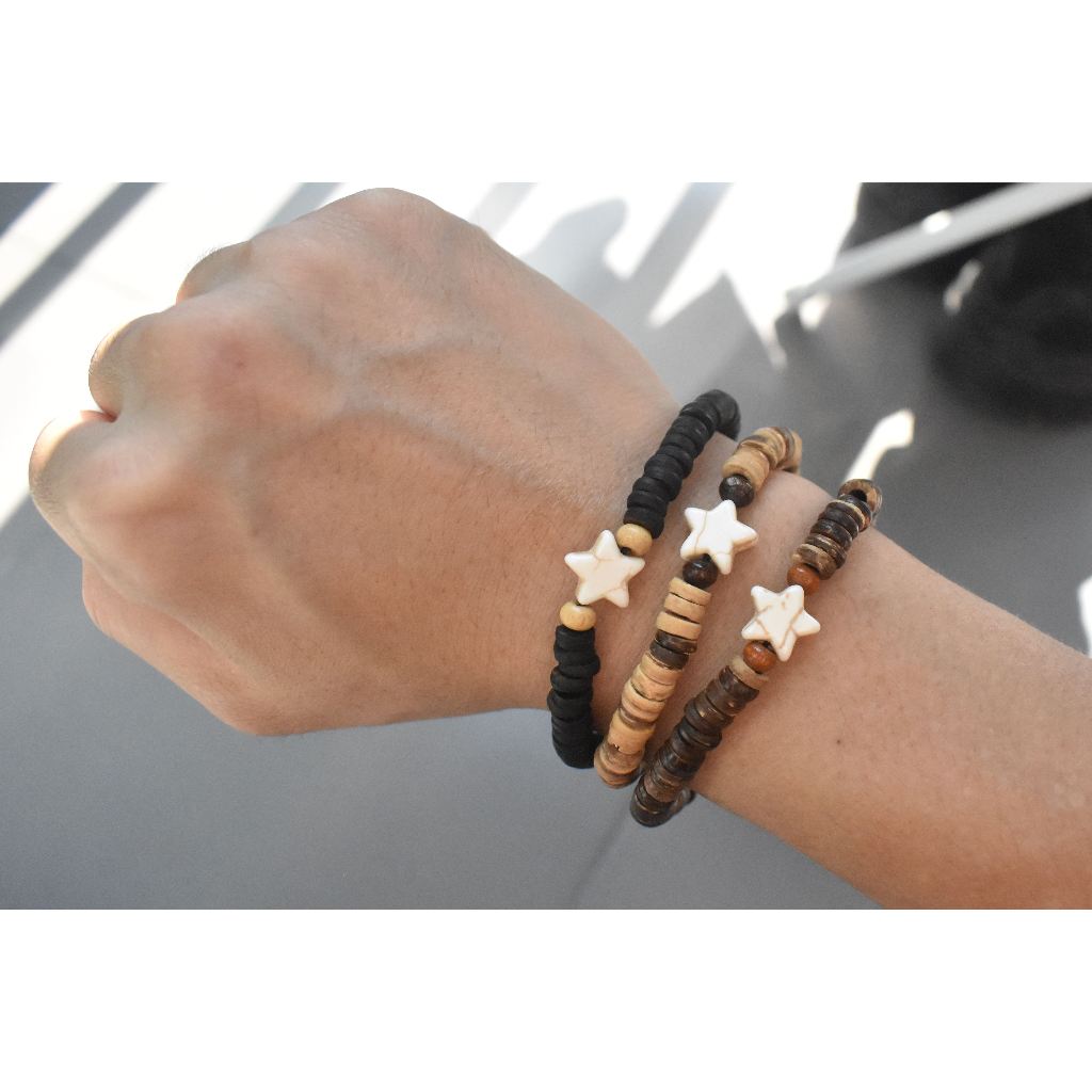 พร้อมส่งจากไทย สร้อยข้อมือดาวไปเที่ยวทะเลเท่ๆ กำไลลูกปัดไม้ มีสามสีให้เลือกสีดำ สีน้ำตาลสีน้ำตาลอ่อน เครื่องประดับผู้ชาย