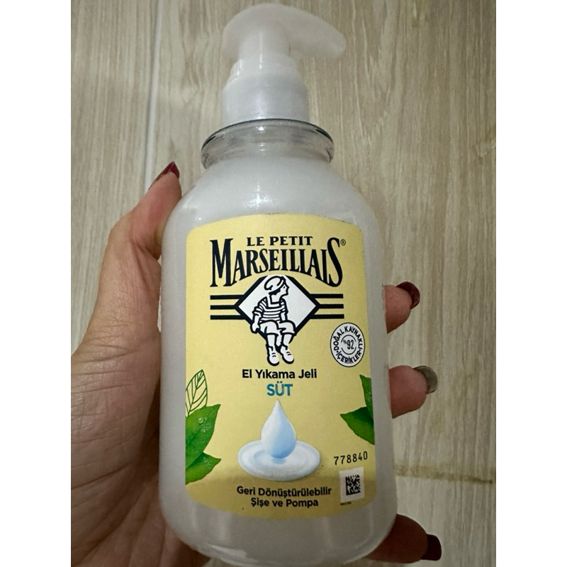 Le Petit Marseillais Milk Liquid Soap 300 ml / สบู่เหลวล้างมือ ผสมน้ำนม