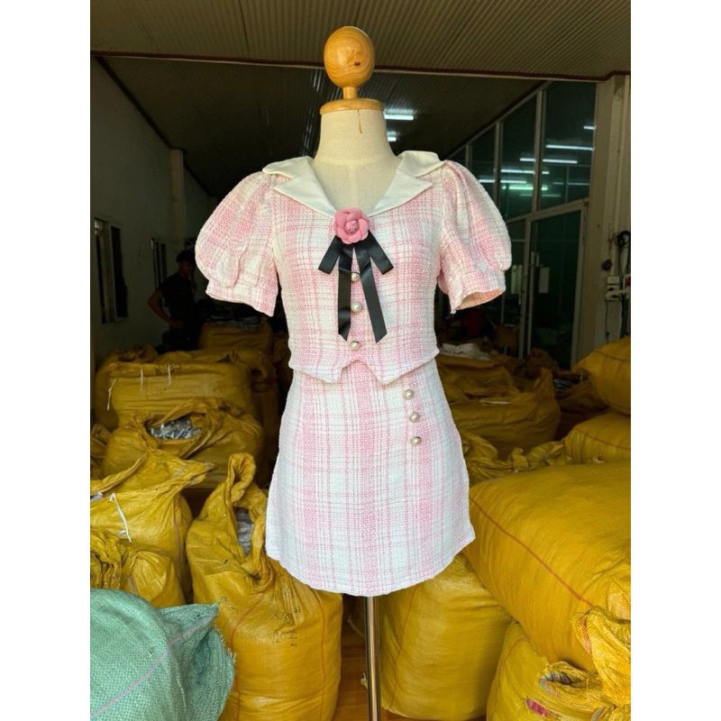 (2xl) พร้อมส่ง🌷ชุดเซททวิต 3 ชิ้น เสื้อคอปกกับกระโปรงทวิตตารางสีชมพูพร้อมเข็มกลัดดอก 3D งานป้ายSN Bra