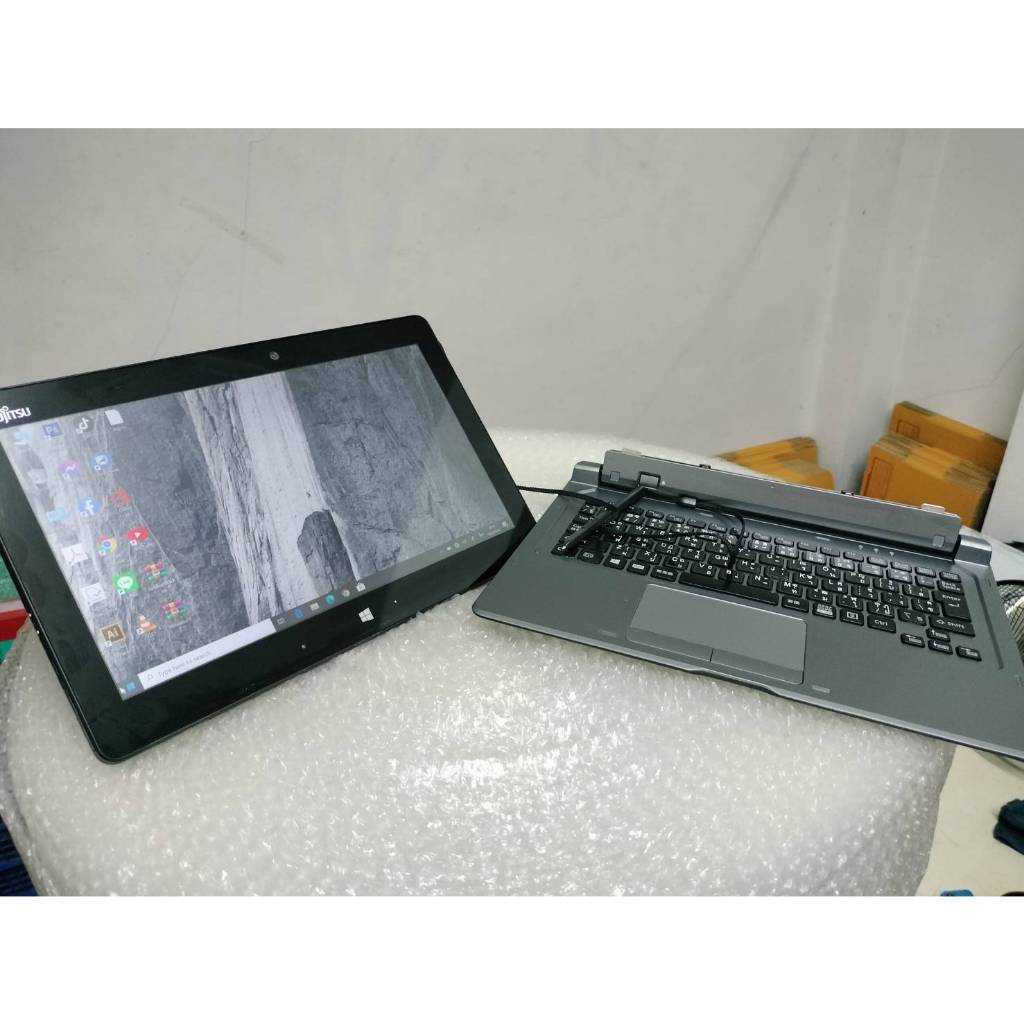 แท็บเล็ต 2in1พร้อมคีย์บร์อดFujitsu ArrowsTab Q616/P Intel M3- 6Y30(RAM:4GB/SSD:128GB) ขนาด13นิ้ว