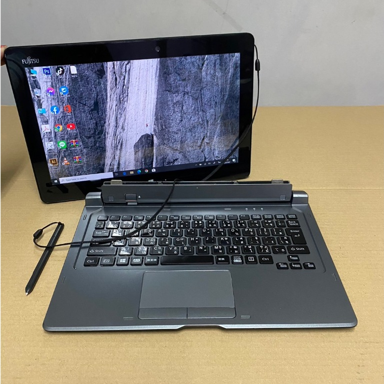 แท็บเล็ต2in1 Fujitsu ArrowsTab Q616/P cpu CoreM m3-6y30(RAM:4GB/SSD:128GB)มีคีย์บร์อดและปากกาตรงรุ่น