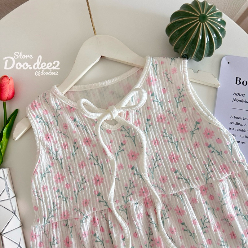 DOODEE2 เสื้อแขนกุดผูกโบว์ แต่งระบายชาย ผ้าท็อปฟี่พิมพ์ลาย