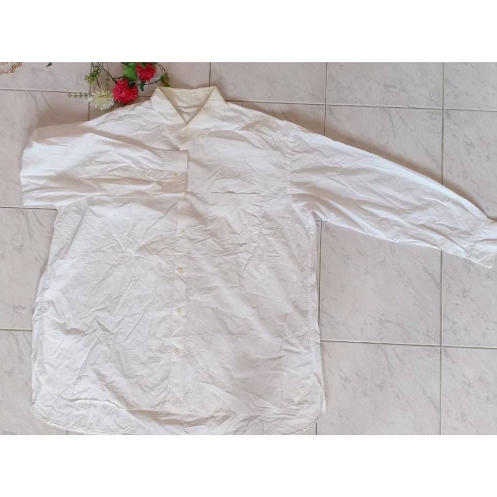 ถ430(ถดบหมี )#ส10 เสื้อเชิ้ตสีขาวแขนยาวคอปกผ้าป้ายติด XL ป้ายต GU แต่งกระเป๋าหน้า รอบเอว:" รอบอก:54"