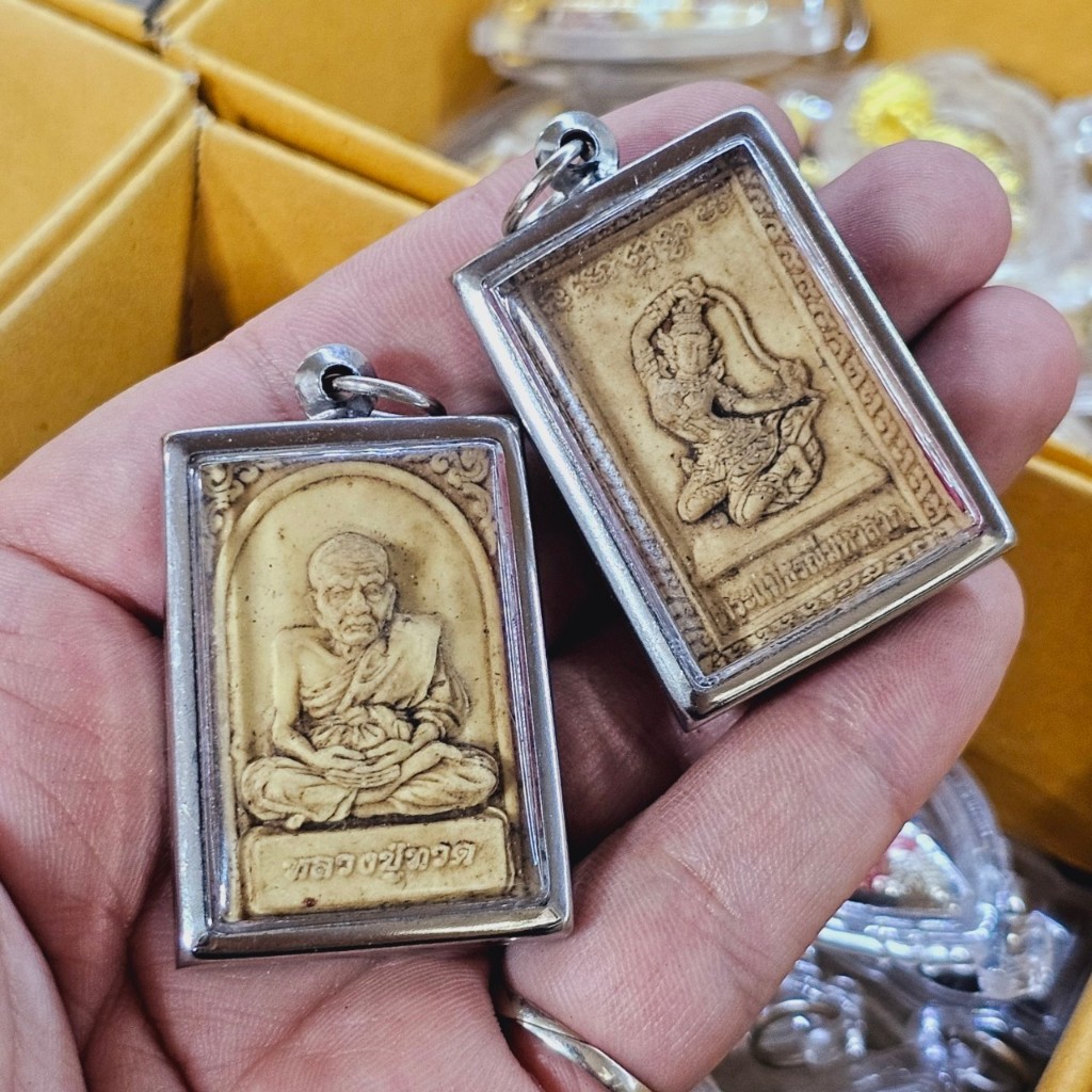 พระผงเนื้อว่านหลวงปู่ทวด ด้านหลังพระแม่ธรณีปราบมาร เนื้อผงมวลสารว่าน 108 สามารถขอพรได้ทุกประการ

<p>“><center></p>
<h4></h4>
<p><p><font color=