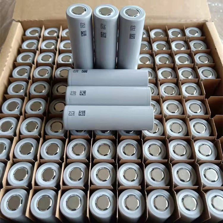 [หัวแบน]  ถ่านชาร์จ 18650 3.7V 2000mahA 5C ของดีราคาไม่แพง
