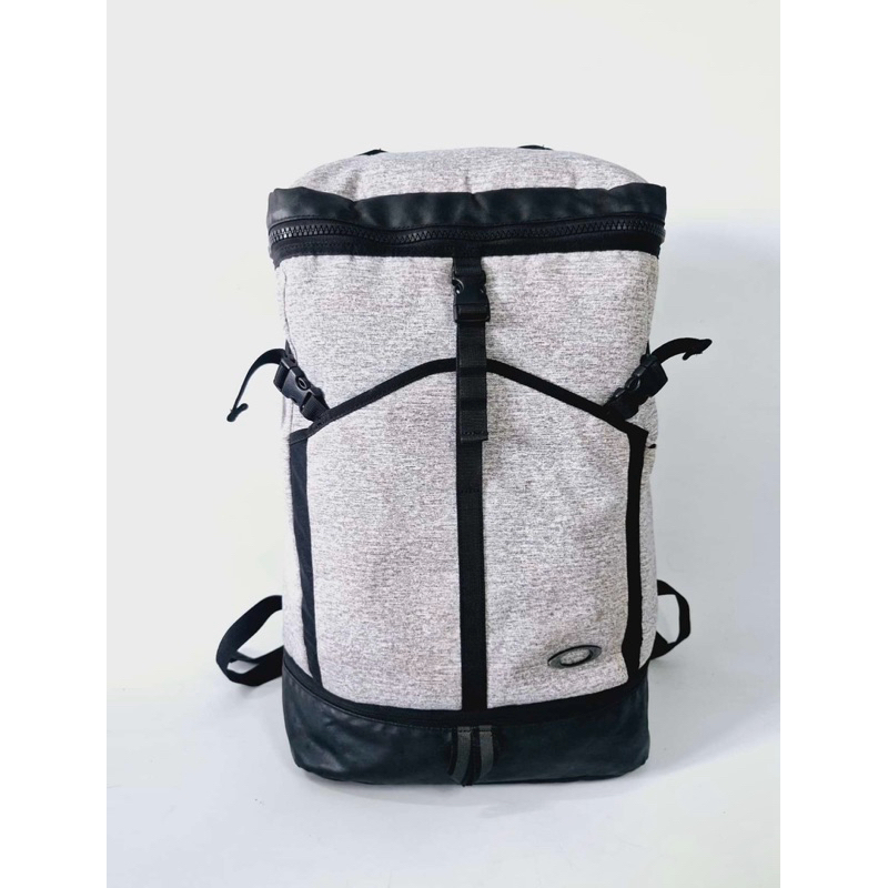 Oakley มือ 2 กระเป๋าสะพายหลัง