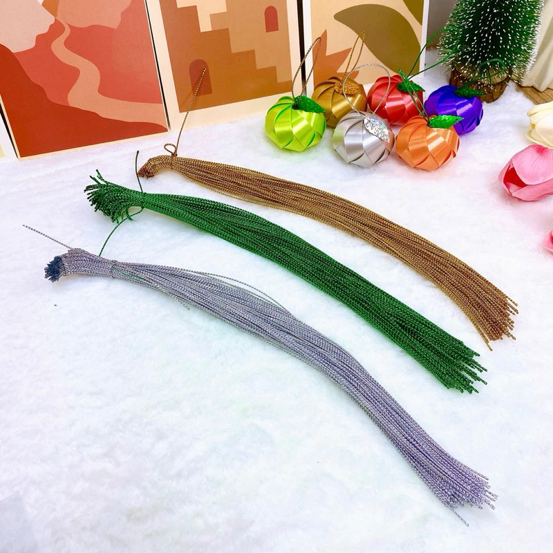 เชือกดิ้นแบ่งขาย สีทอง สีเงิน สีเขียว (ยาว 23-25 ซม.) ใช้ผูกใบเลื่อมโปรยทาน
