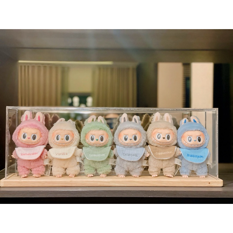 พร้อมส่ง - กล่องอะคริลิค พร้อมที่ยืนพิง(มีรุป) ฐานไม้ ขนาด 54*10 สูง 19 เซน กล่องใส่ Labubu กล่องครอบโมเดล แข็งแรงแน่นอน