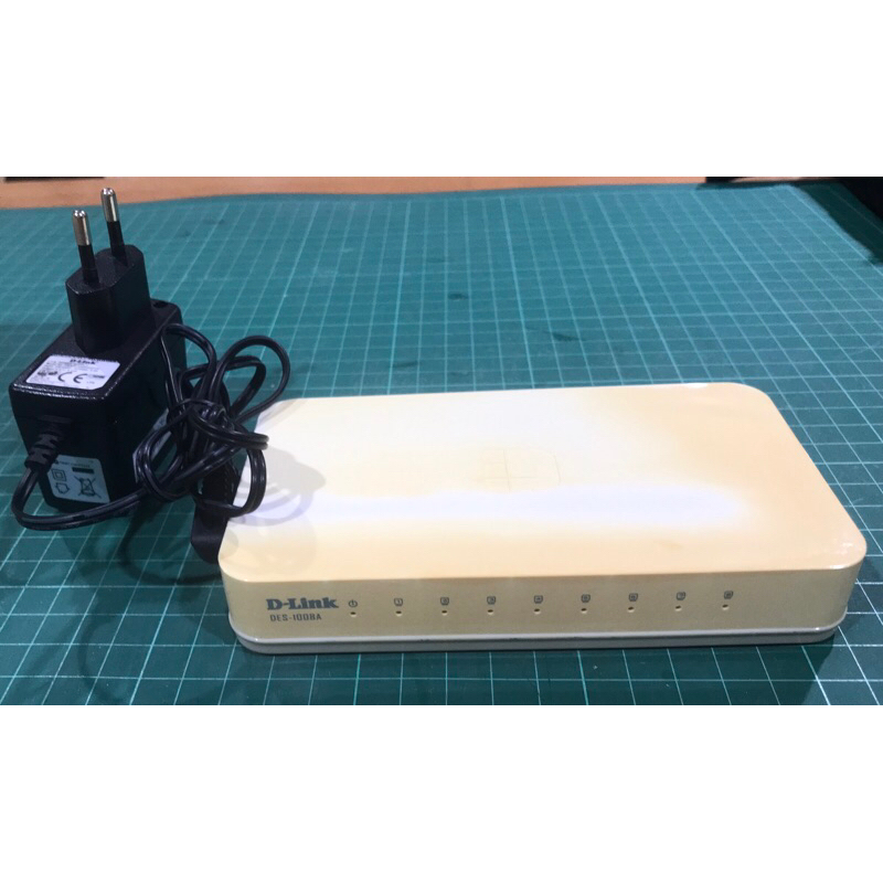 Switch 8 port 10/100mbps D-Link DES-1008A พร้อม adapter 5VDC มือสอง สภาพ case พลาสติกสีเหลืองหน่อย แต่ใช้งานได้ปกติ