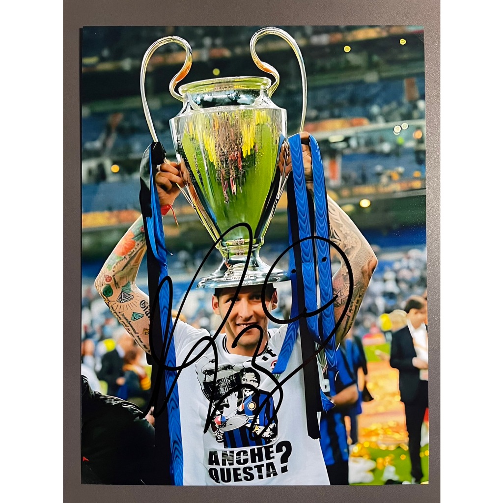 รูปภาพพร้อมลายเซ็นนักบอล Materazzi ขนาด 6x8 นิ้ว (เซ็นแท้ 100 % พร้อมรูปภาพยืนยัน) inter milan อินเต