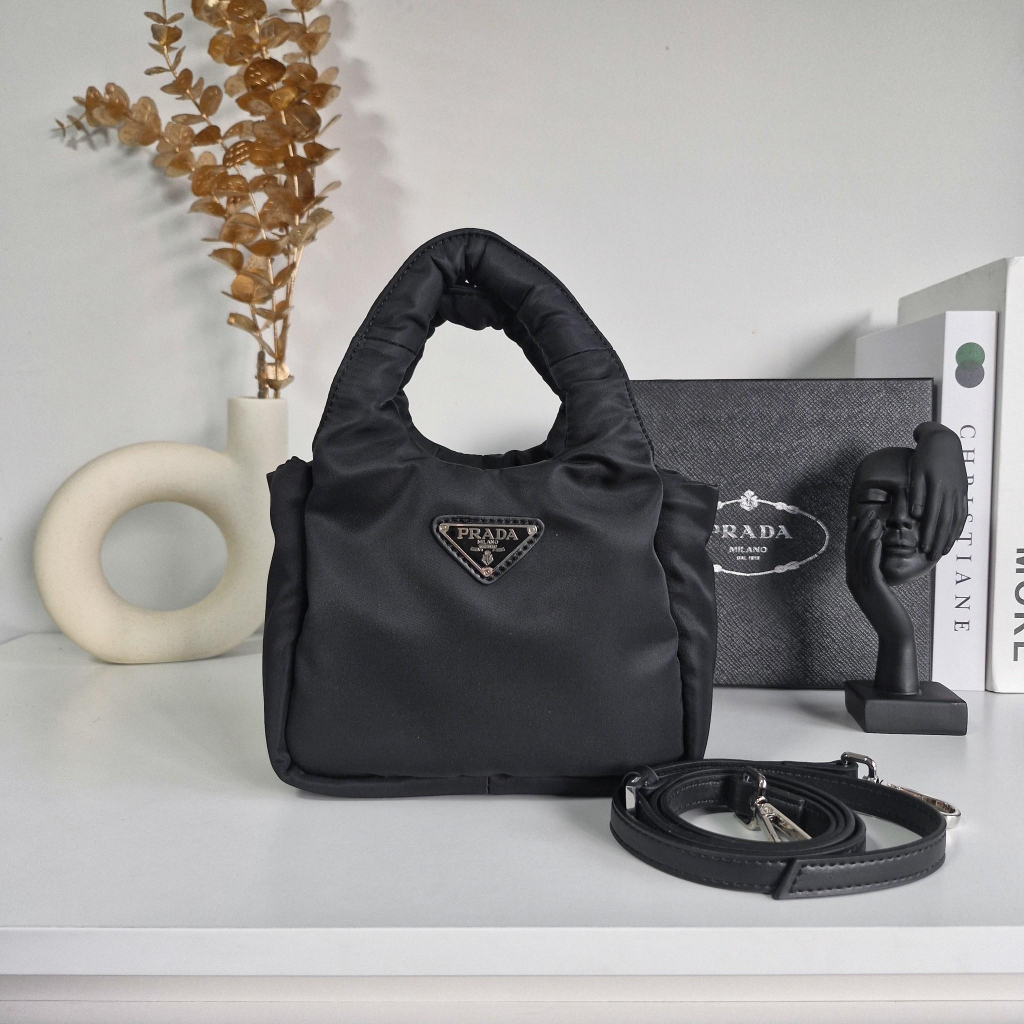 กระเป๋าทรง Handbag &amp; Crossbody  อีกรุ่นที่ขนาดกำลังน่ารัก จาก Prada [สินค้า Outlet]
