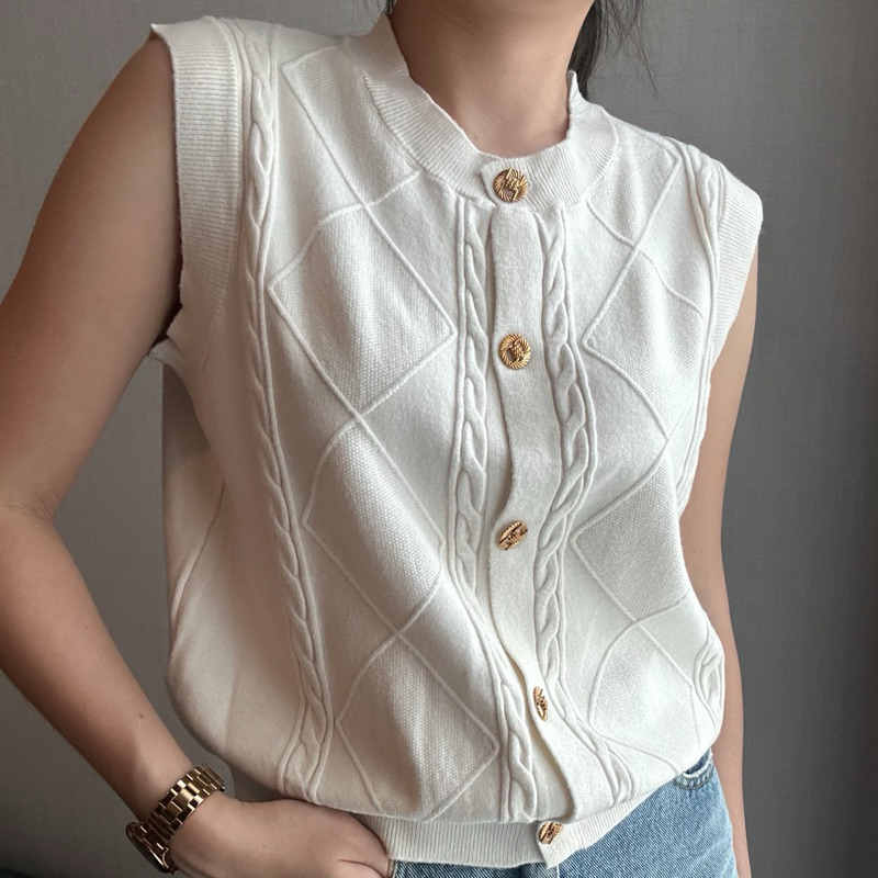 Gale Knit Top แขนกุด กระดุมทอง