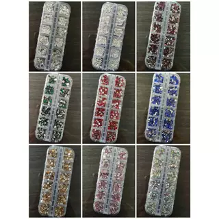 XD5.อะไหล่ตกแต่งเล็บแบบตลับ 12 ช่อง เพชรแยกสี อะไหล่สีเงิน