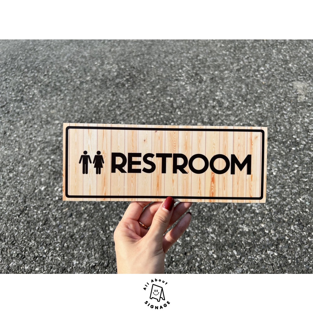 แผ่นป้ายพลาสวูดติดสติ๊กเกอร์ RESTROOM ลายไม้ สำหรับติดผนังกำแพง ประตู