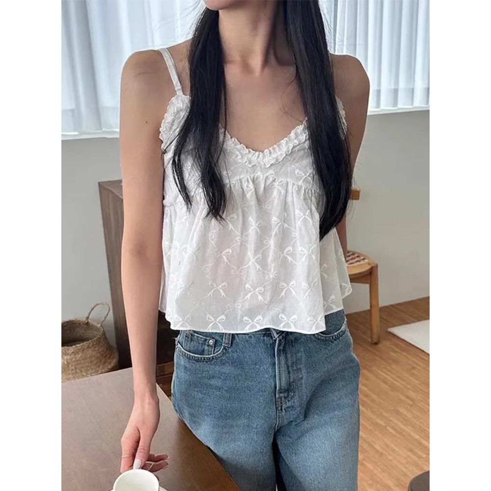 (พร้อมส่ง) Clothestoryy - เสื้อสายเดี่ยว คอวี ลูกไม้ ลายโบว์
