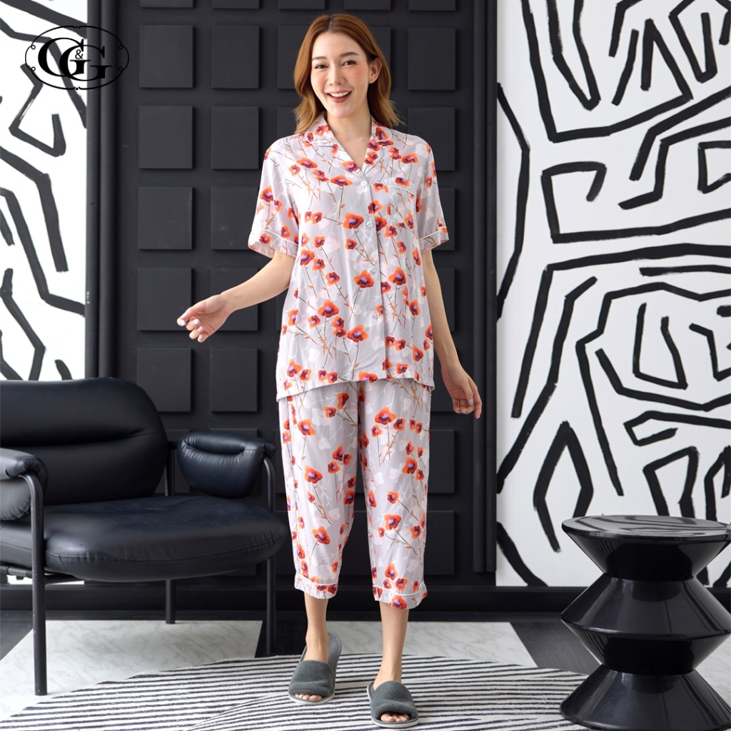 G&G ชุดนอน เสื้อแขนสั้นคอปก กางเกงขาสี่ส่วน ผ้าเรย่อน ลายดอกไม้ EN3R005 สีเทา (GY)
