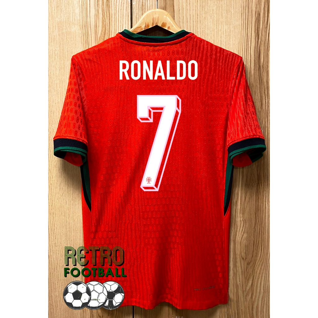 เสื้อฟุตบอลทีมชาติ โปรตุเกส Home ชุดเหย้า ยูโร 2024 [ PLAYER ] เกรดนักเตะ สีแดง สามารถสกรีนชื่อเบอร์นักเตะ หน้า-หลัง