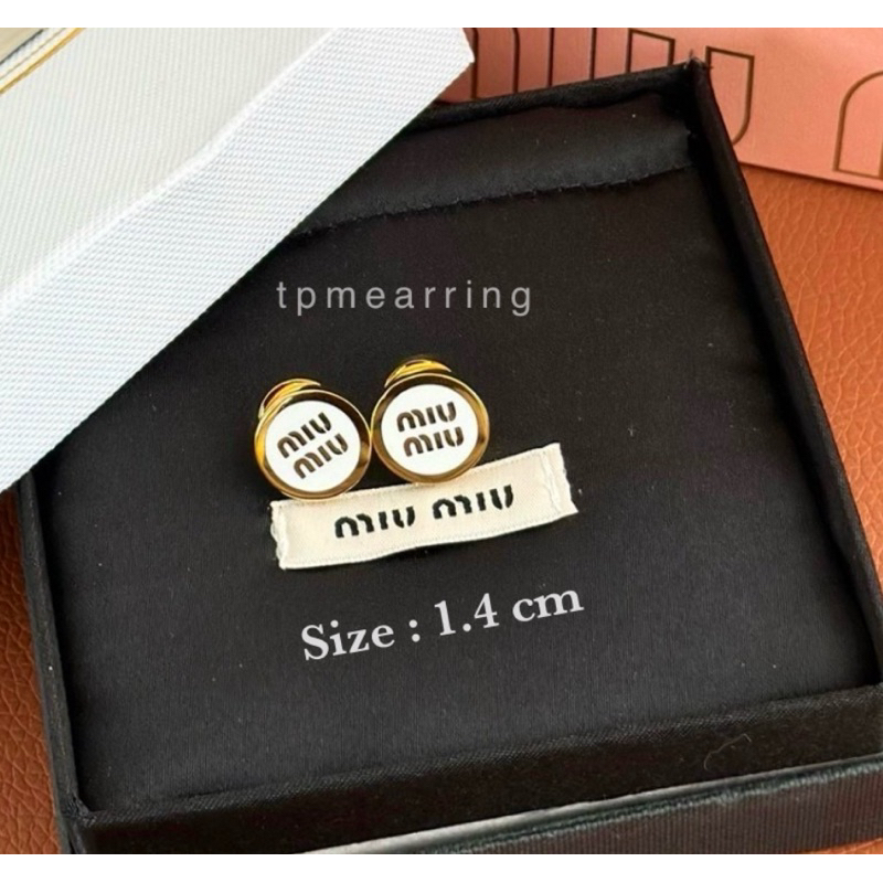 ต่างหูติดหูสีขาว มิวมิว miu miu ก้านเงิน