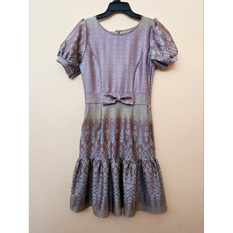 389บ เดรสไทย ลายไทย ชุดไทย ไซส์ S M L มีอก 36,39 สีชมพู กลีบบัว มือหนึ่ง Nuchi ทรงสวย ปลายระบาย แขนต