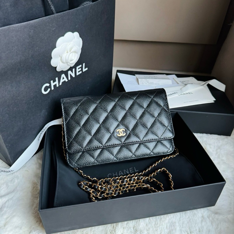 Used once ‼️ Chanel woc caviar microchip 2023 สีดำ อะไหล่ทอง ✨ สภาพสวยใหม่ ใช้1ครั้ง ขอบมุมไม่ถลอก logo ติดกันรอยมาให้แล