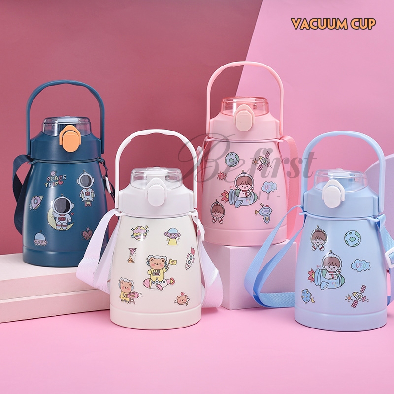 เก็บอุณหภูมิ ขวดนำ้ 900ml.แท้งค์สแตนเลส304 กระติกน้ำเก็บความร้อน แถมฟรี สติ๊กเกอร์ พร้อมสายสะพาย ง่ายต่อการพกพา B00027