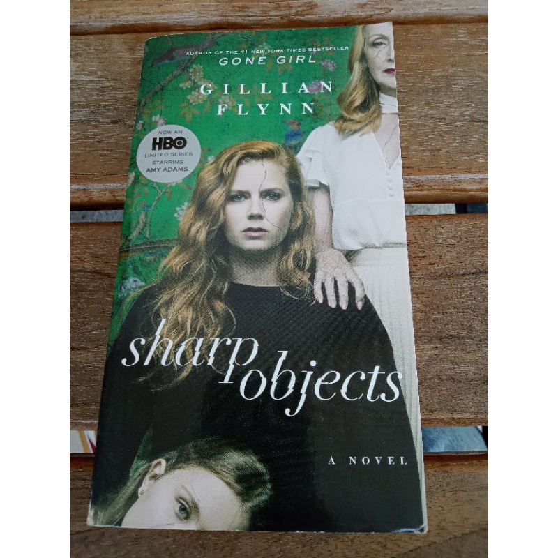 sharp objects gillian flynn .