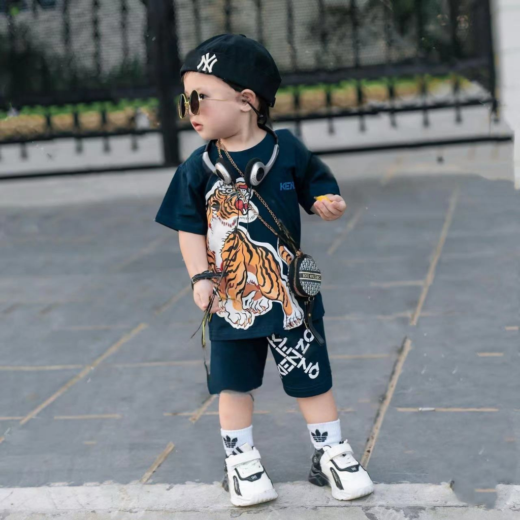 พร้อมส่ง ชุดลูกชาย Kenzo หล่อเท่ห์มากแม่ เสื้อ+กางเกง ผ้าไหมนมหนา เนื้อผ้านิ่ม ใส่สบาย งานสกรีนลาย มีขนาด 100 - 150