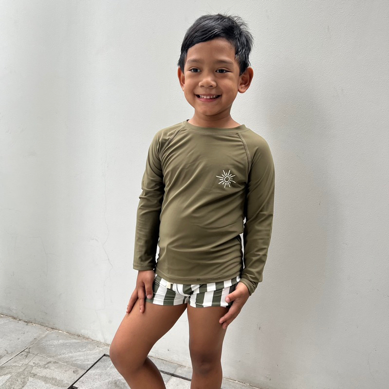 [ส่งไว จากไทย รูปจริง] ชุดว่ายน้ำเด็ก กางเกง เสื้อ พร้อมหมวก ใส่หล่อๆ  ผ้าเบาสบาย ลายเกาหลีน่ารักไม่ซ้ำใคร ดูขนาดในภาพ