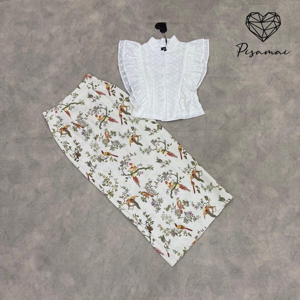 PISAMAI เซ็ตเสื้อแขนสั้นสีขาวตรงตั้งแต่งลูกไม้ฉลุชุดไทย