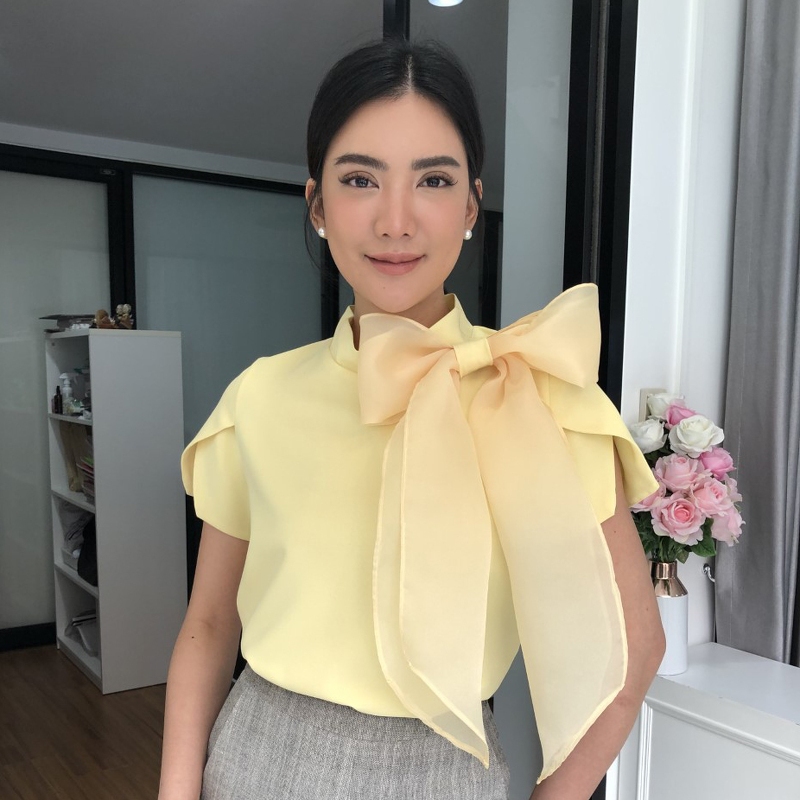 เสื้อ Pretty Organdy Top แต่งคอด้วยโบว์ผ้าแก้วออร์แกนดี้ แขนมีผ่าด้านข้าง
