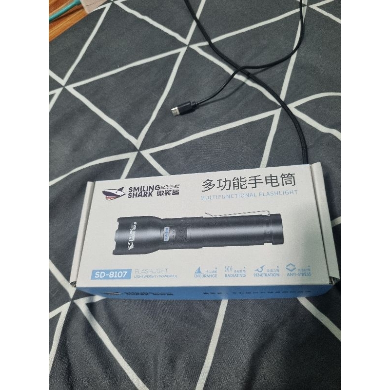 ไฟฉายแรงสูง 8400 lumens smiling shark sd8107